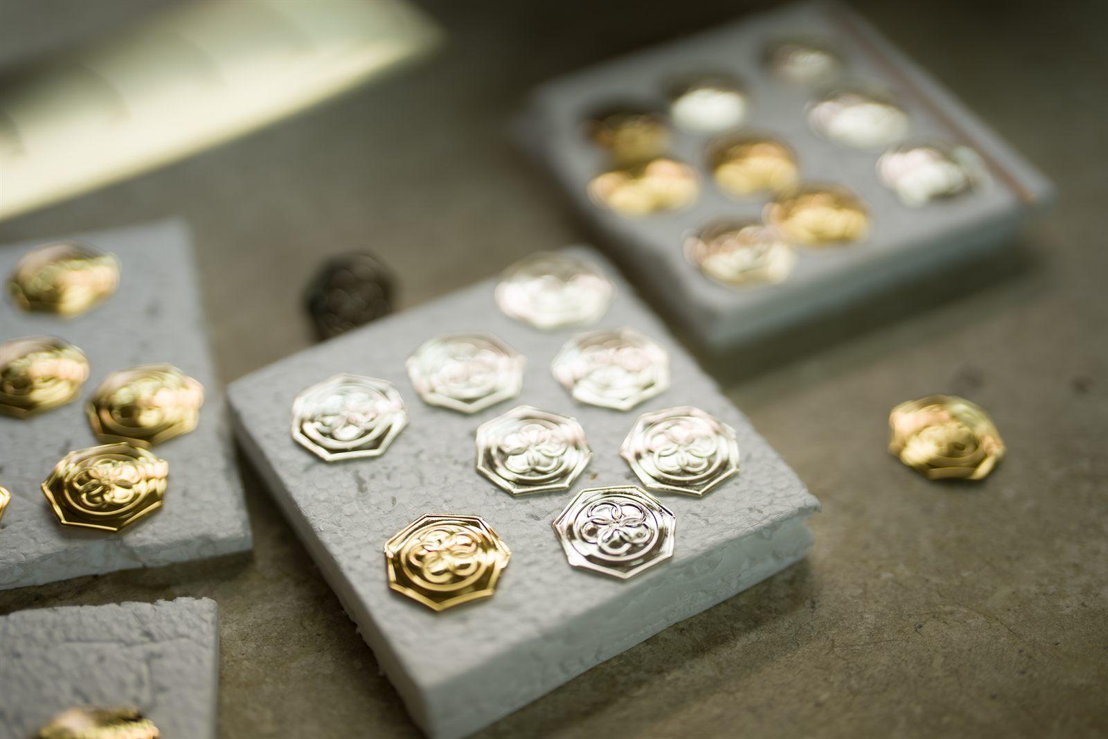 Gold and silver kamon crest fittings